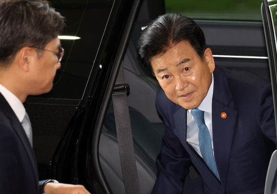 차량에서 내리는 정동영 장관