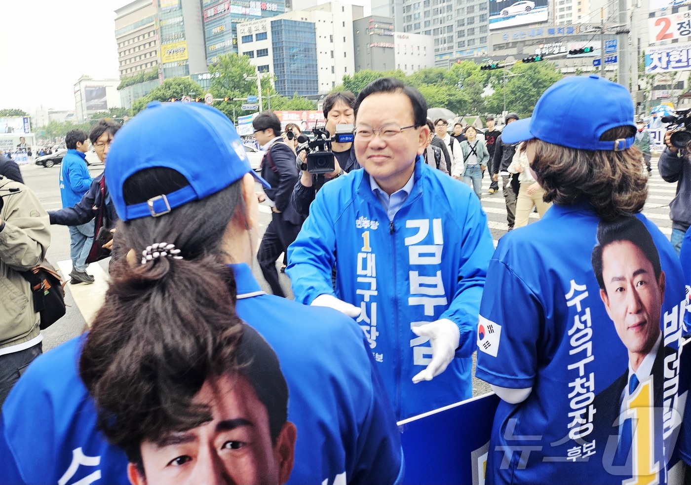 (대구=뉴스1) 남승렬 기자 = 6·3 지방선거 공식 선거운동이 시작된 21일 오전 김부겸 더불어민주당 대구시장 후보가 대구 수성구 범어네거리 일대에서 출정식을 하고 있다. 202 …