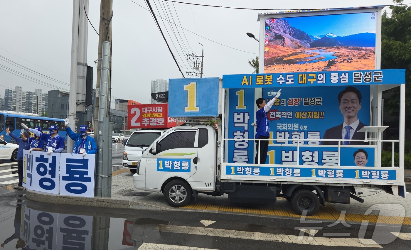 (대구=뉴스1) 이성덕 기자 = 대구 달성군 국회의원 보궐선거에 출마한 박형룡 더불어민주당 후보가 21일 대구도시철도 1호선 설화명곡역에서 출근길 인사를 하고 있다.2026.5.2 …