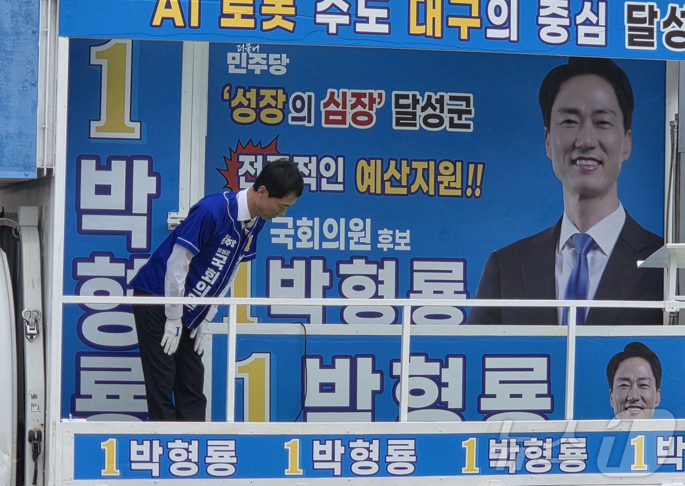 (대구=뉴스1) 이성덕 기자 = 대구 달성군 국회의원 보궐선거에 출마한 박형룡 더불어민주당 후보가 21일 대구도시철도 1호선 설화명곡역에서 출근길 인사를 하고 있다.2026.5.2 …