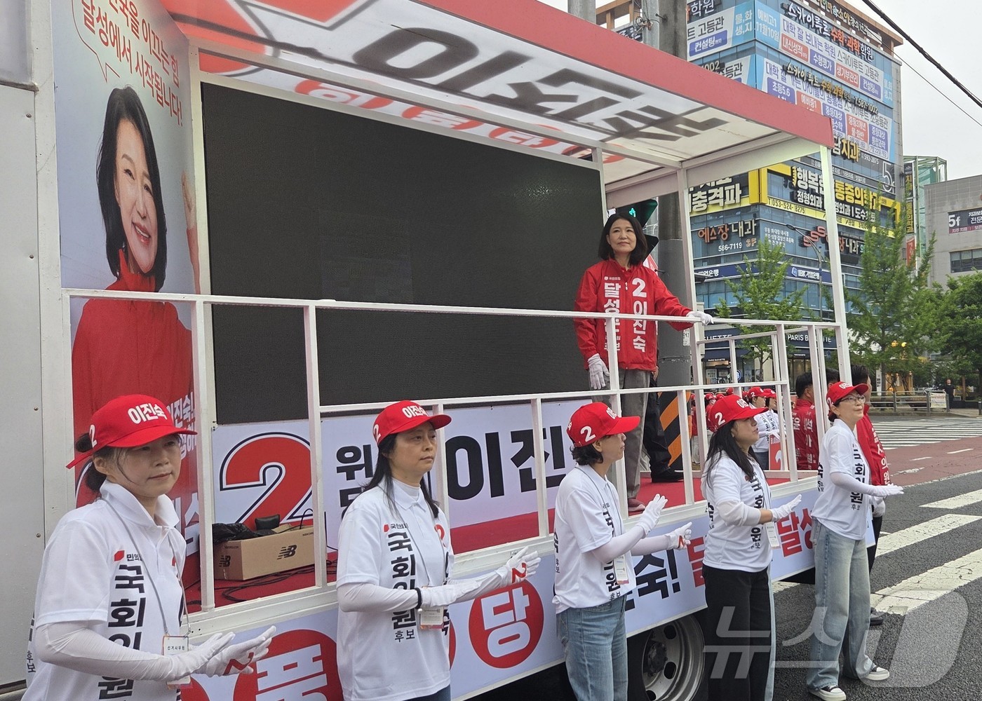 (대구=뉴스1) 이성덕 기자 = 대구 달성군 국회의원 보궐선거에 출마한 이진숙 국민의힘 후보가 21일 대구도시철도 2호선 대실역에서 출근길 인사를 하고 있다.2026.5.21/뉴스 …