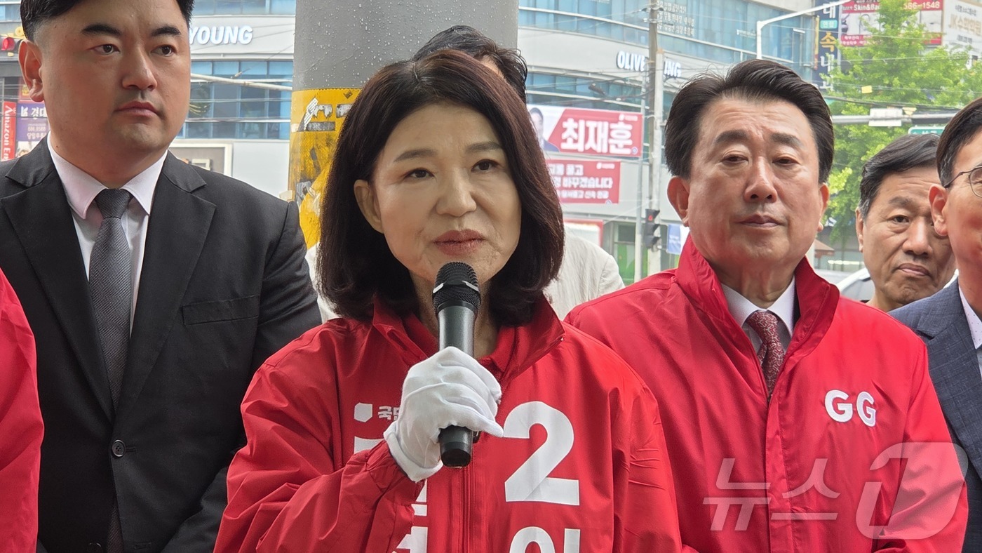(대구=뉴스1) 이성덕 기자 = 대구 달성군 국회의원 보궐선거에 출마한 이진숙 국민의힘 후보가 21일 대구도시철도 2호선 대실역에서 출정식을 열고 시민들에게 지지를 호소하고 있다. …