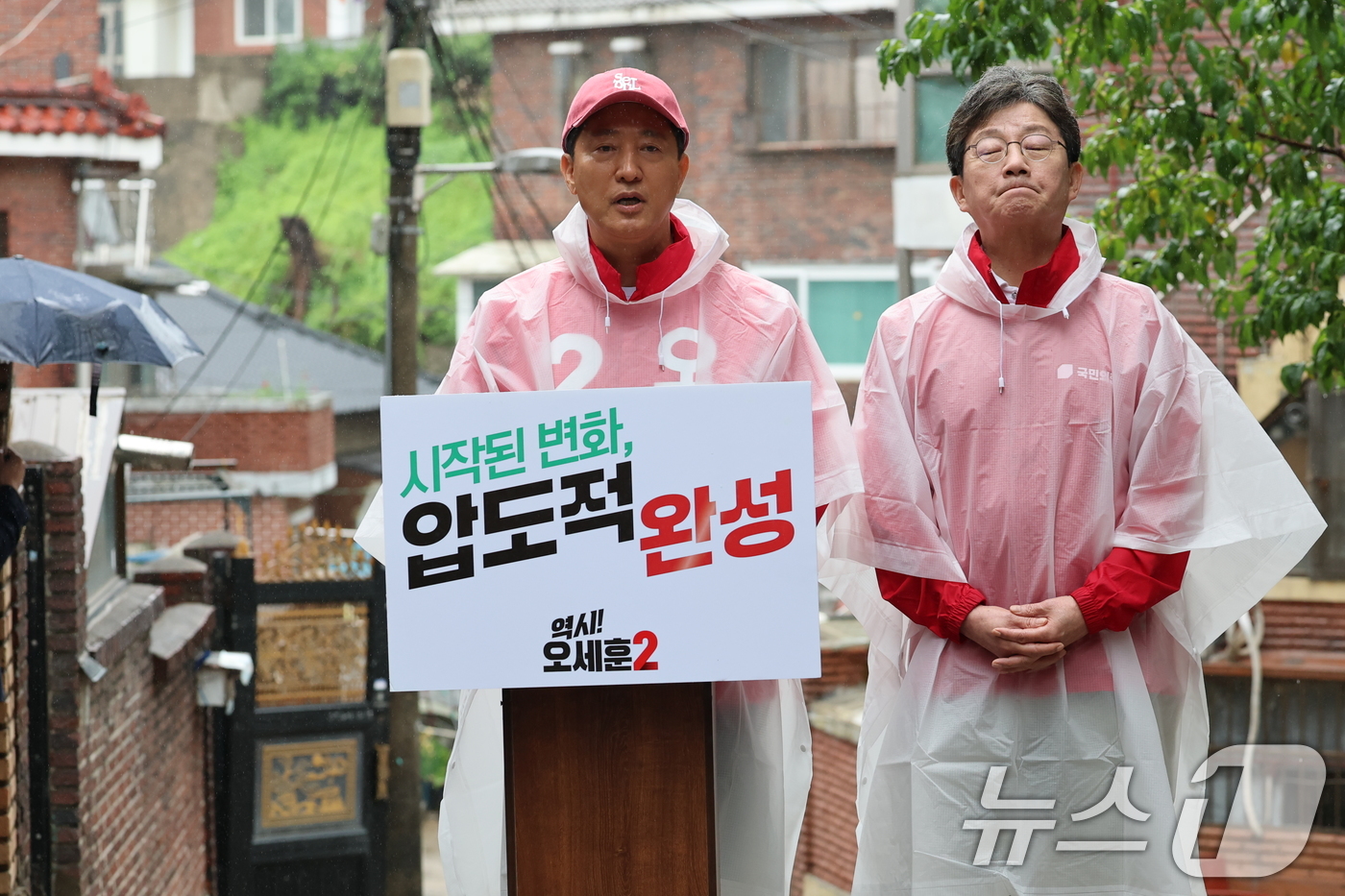 (서울=뉴스1) 오대일 기자 = 오세훈 국민의힘 서울시장 후보가 6·3 지방선거 공식 선거운동이 시작된 21일 오전 유년시절을 보낸 서울 강북구 삼양동 골목길에서 대시민 출정 메시 …