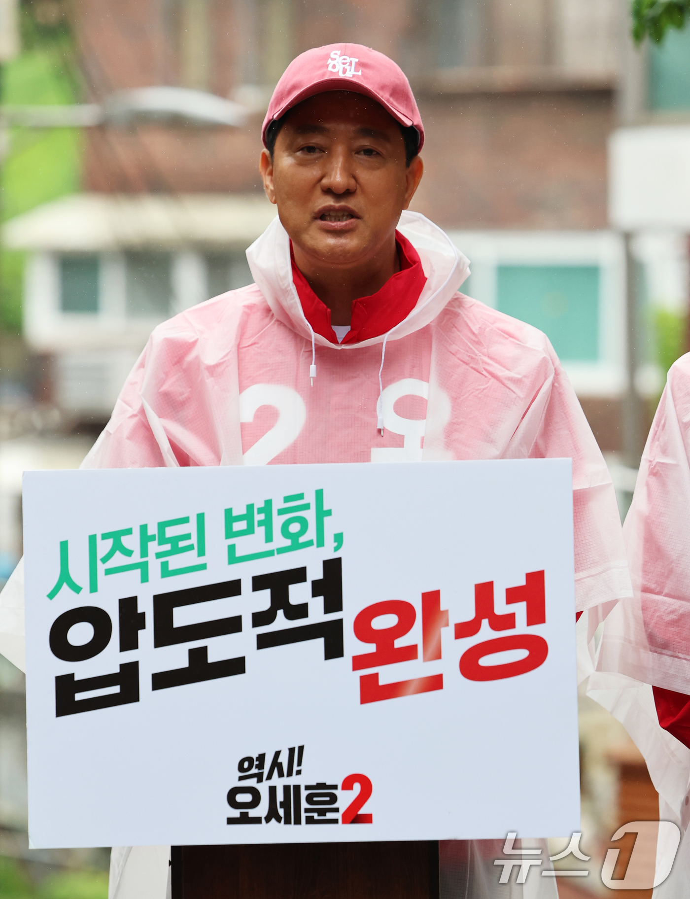 (서울=뉴스1) 오대일 기자 = 오세훈 국민의힘 서울시장 후보가 6·3 지방선거 공식 선거운동이 시작된 21일 오전 유년시절을 보낸 서울 강북구 삼양동 골목길에서 대시민 출정 메시 …