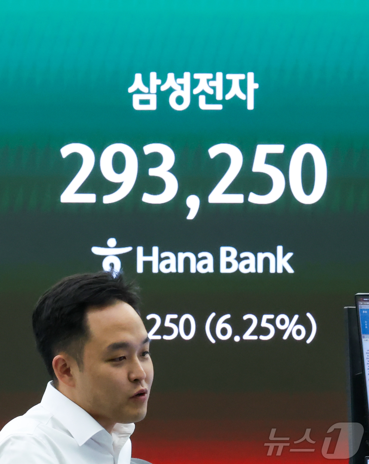 (서울=뉴스1) 이종수 인턴기자 = 삼성전자 노사 합의와 미국 증시 강세 영향으로 코스피가 급등한 21일 서울 중구 하나은행 딜링룸 전광판에 삼성전자 주가가 표시돼 있다. 이날 코 …
