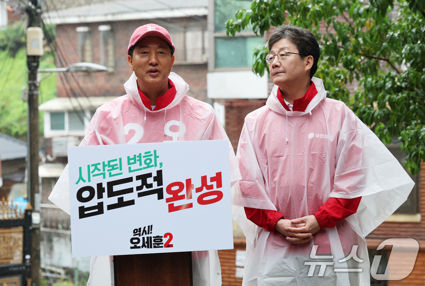 (서울=뉴스1) 오대일 기자 = 오세훈 국민의힘 서울시장 후보가 6·3 지방선거 공식 선거운동이 시작된 21일 오전 유년시절을 보낸 서울 강북구 삼양동 골목길에서 대시민 출정 메시 …