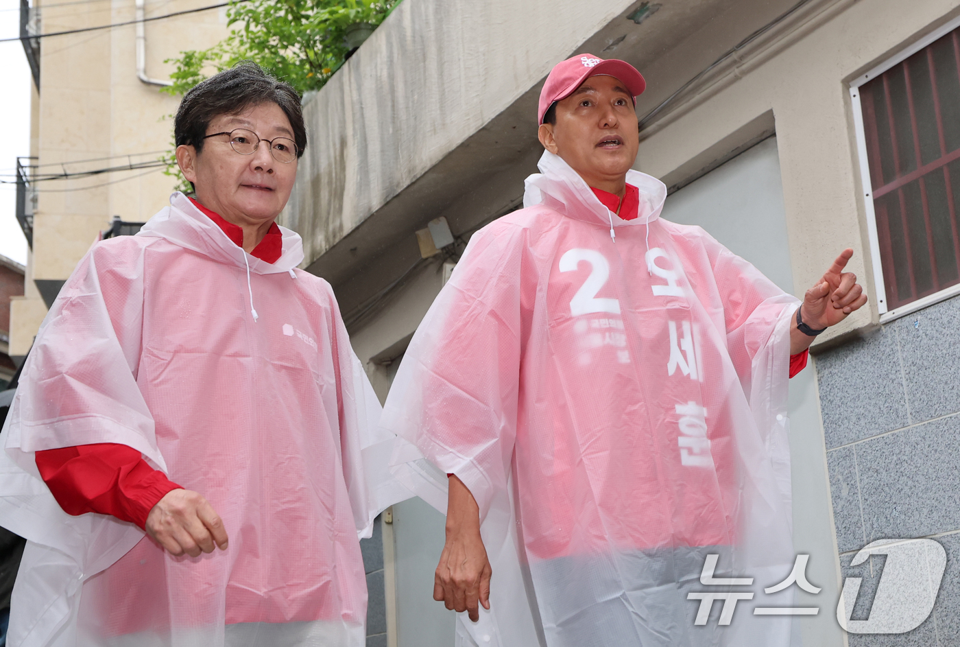 (서울=뉴스1) 오대일 기자 = 오세훈 국민의힘 서울시장 후보가 6·3 지방선거 공식 선거운동이 시작된 21일 오전 유년시절을 보낸 서울 강북구 삼양동 골목길에서 대시민 출정 메시 …