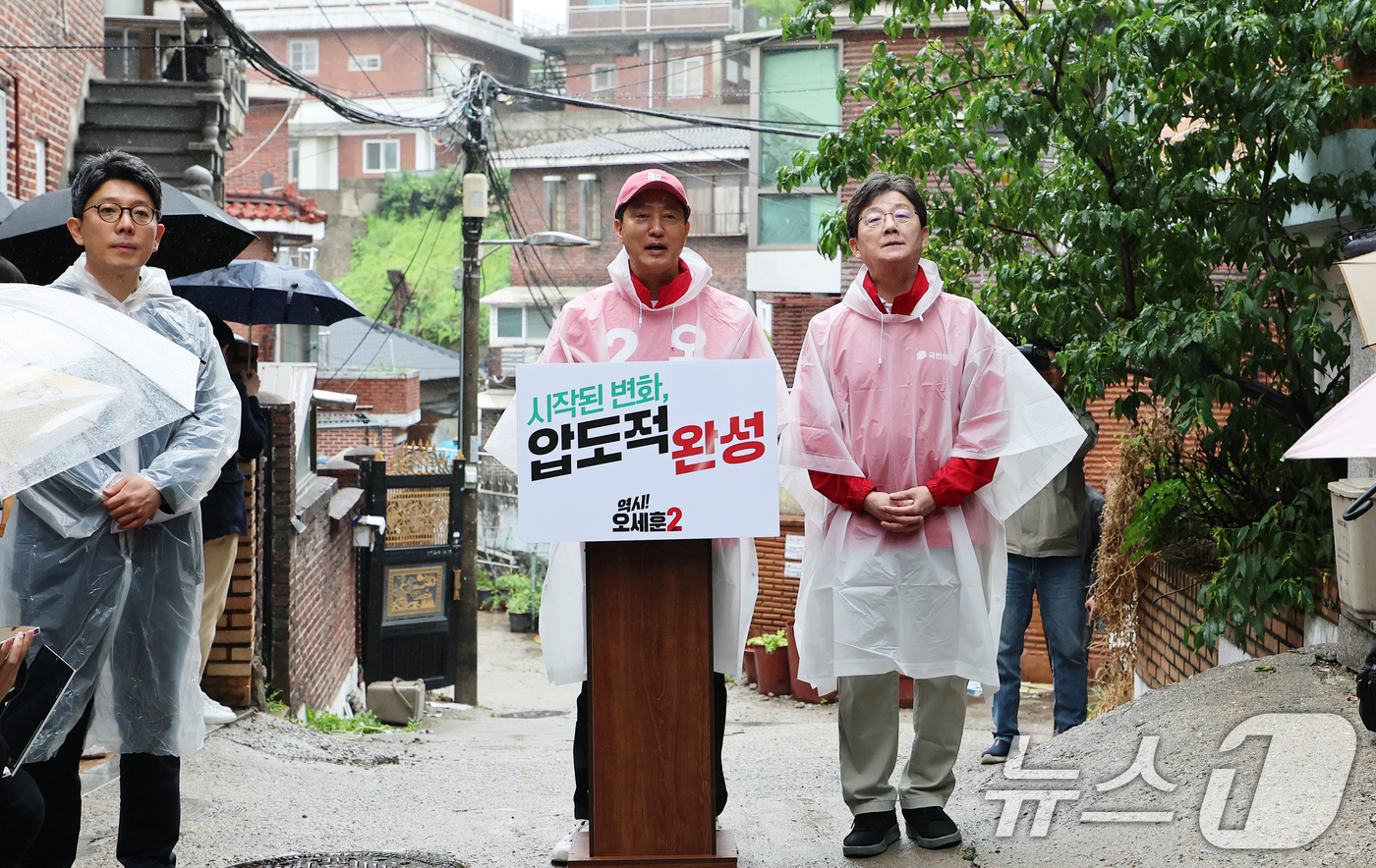 (서울=뉴스1) 오대일 기자 = 오세훈 국민의힘 서울시장 후보가 6·3 지방선거 공식 선거운동이 시작된 21일 오전 유년시절을 보낸 서울 강북구 삼양동 골목길에서 대시민 출정 메시 …