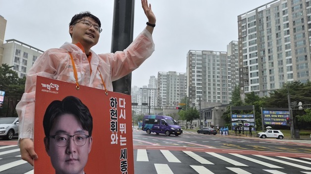 출근길 인사하는 개혁신당 하헌휘 세종시장 후보