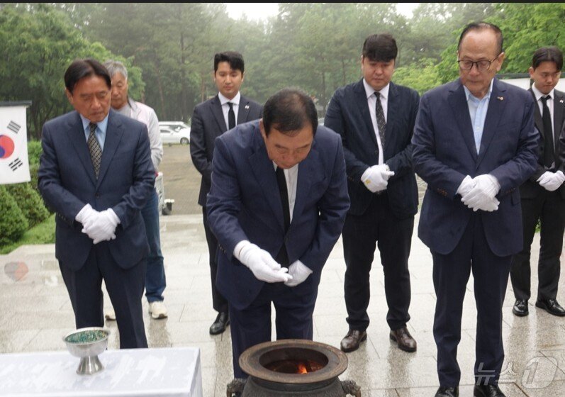 본문 이미지 - 6·3 지방선거 공식선거운동 첫날인 21일 오전 국민의힘 최민호 세종시장 후보가 조치원읍 침산리 충령탑을 참배하고 있다. 최 후보는 이날 오전 10시 나성동 백화점 예정부지에서 선대위 출정식을 한다. ⓒ 뉴스1 장동열 기자