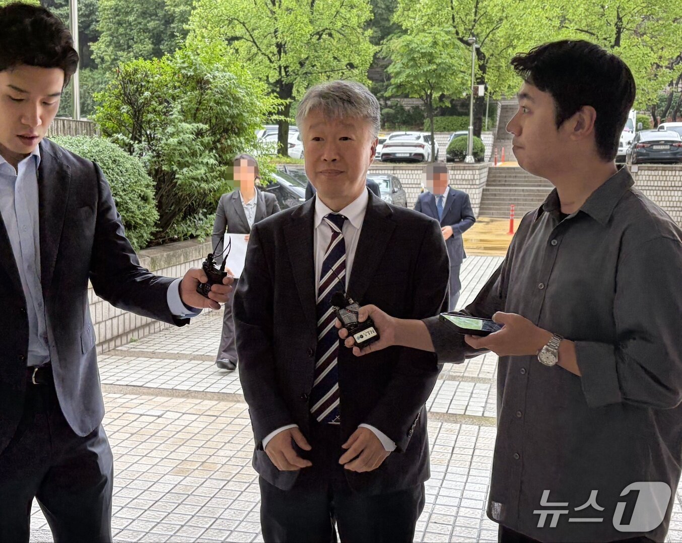본문 이미지 - 2차 종합특검팀(특별검사 권창영) 소속 권영빈 특검보가 21일 서울 서초구 서울중앙지법에서 기자들과 질의응답을 하고 있다. 2026.05.21. /뉴스1 김종훈 기자