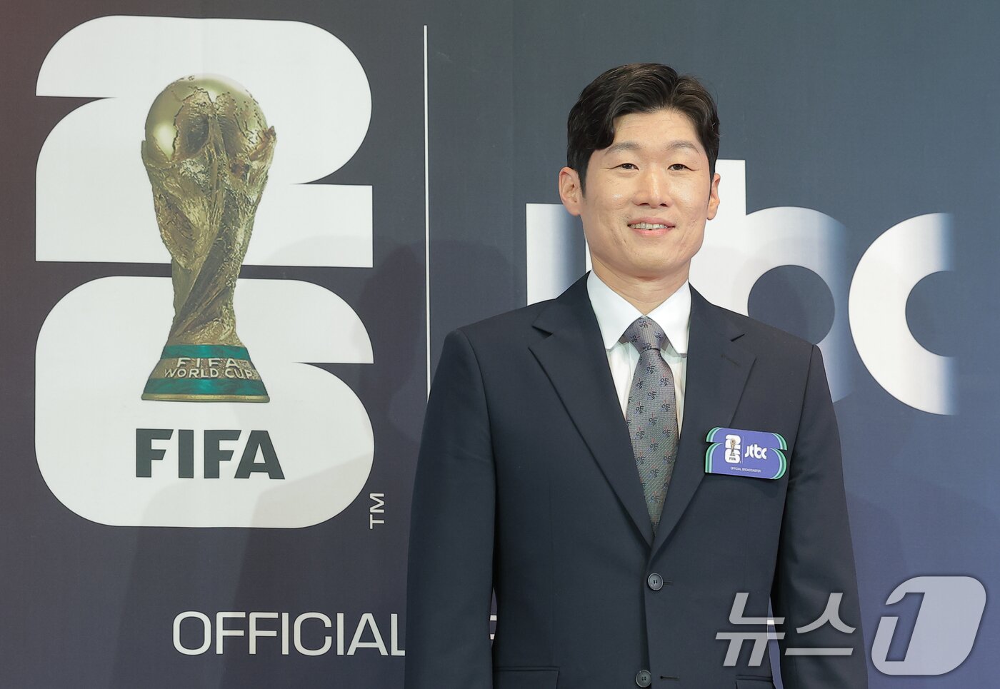 본문 이미지 - 박지성 해설위원이 21일 서울 중구 앰배서더 풀만 호텔에서 열린 JTBC '2026 FIFA 북중미 월드컵' 기자간담회에 참석해 포즈를 취하고 있다. 2026.5.21 ⓒ 뉴스1 권현진 기자