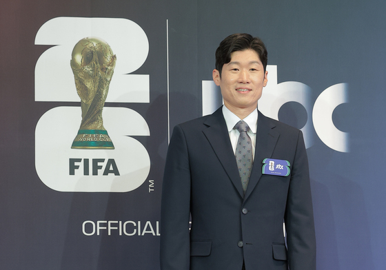포즈 취하는 박지성 해설위원