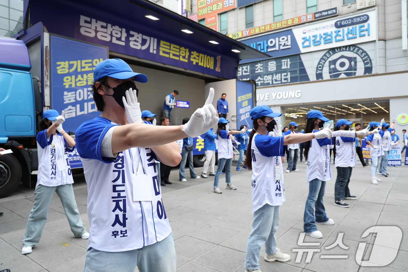 (서울=뉴스1) 신웅수 기자 = 6·3 지방선거 공식 선거운동이 시작된 21일 경기 성남시 서현역에서 추미애 경기도지사 후보 선거운동원들이 유세를 하고 있다. 2026.5.21/뉴 …