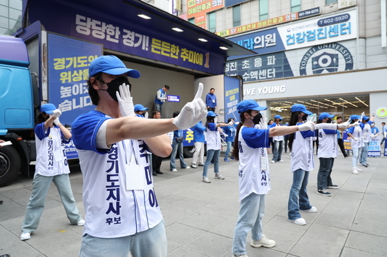 공식 선거운동 시작, 율동 하는 선거운동원들