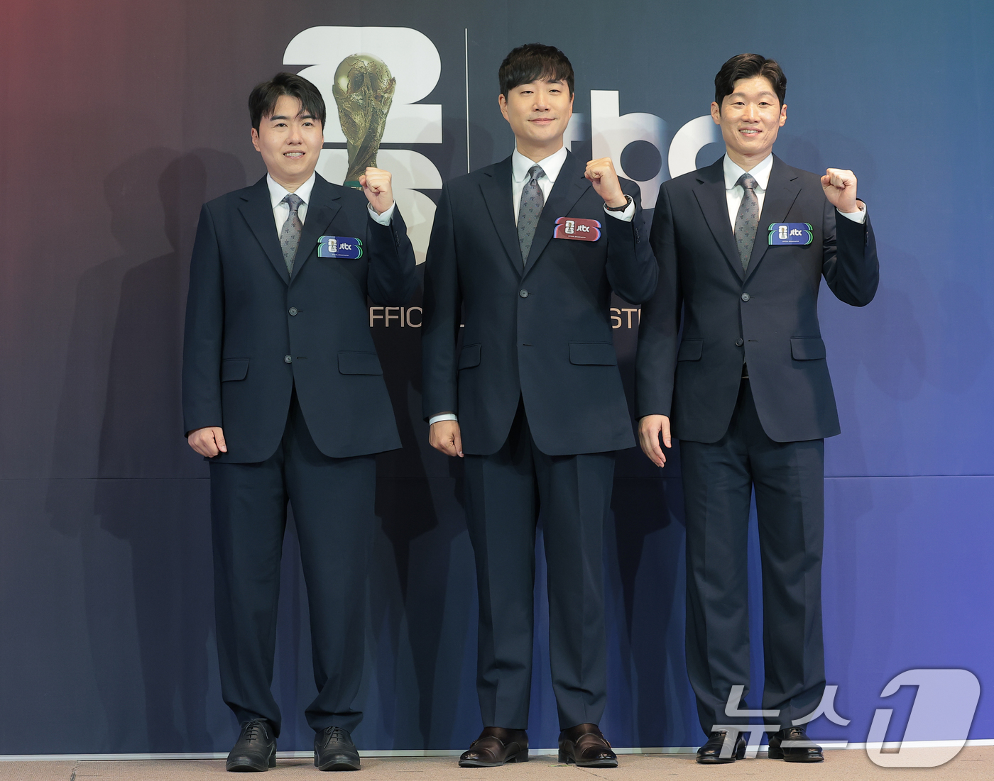 (서울=뉴스1) 권현진 기자 = 김환 해설위원(왼쪽부터)과 배성재 캐스터, 박지성 해설위원이 21일 서울 중구 앰배서더 풀만 호텔에서 열린 JTBC '2026 FIFA 북중미 월드 …