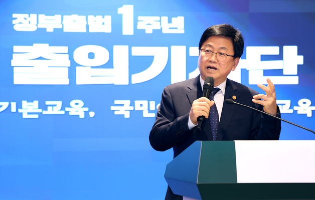 교육장관 "李정부 내 대입 손댈 수 있어…교부금 감축 동의 어려워"
