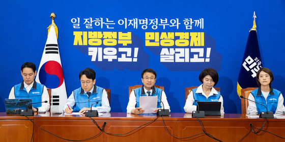 공식 선거운동 개시…與, 푸른조끼 맞춰입고 "퇴행 4년 끊자"