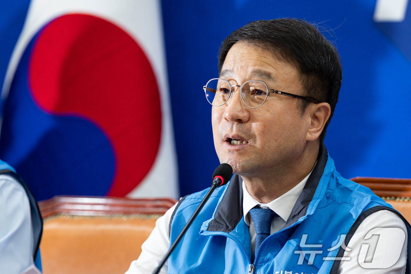 (서울=뉴스1) 유승관 기자 = 한병도 더불어민주당 원내대표가 21일 서울 여의도 국회에서 열린 정책조정회의에서 모두 발언을 하고 있다. 2026.5.21/뉴스1