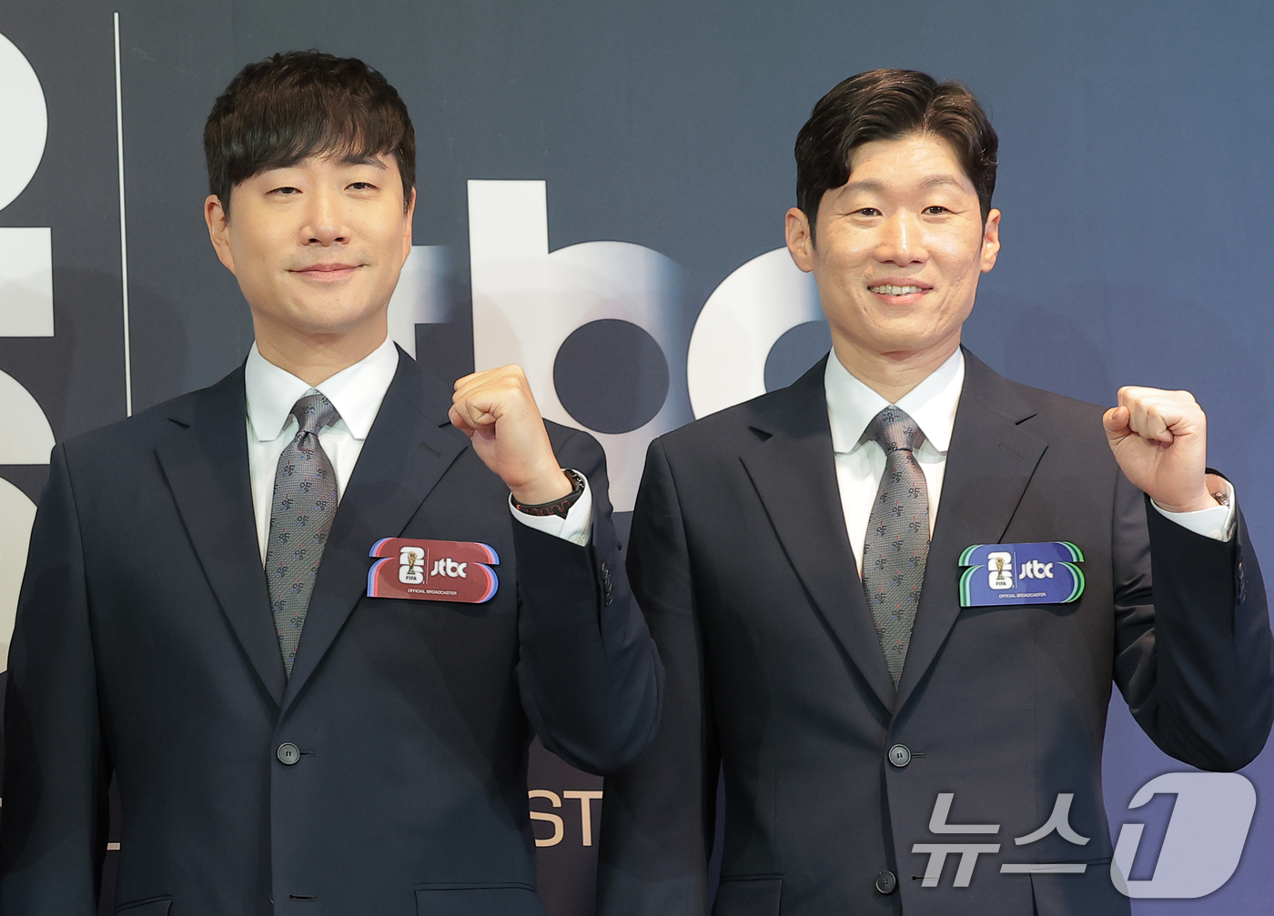 (서울=뉴스1) 권현진 기자 = 배성재 캐스터와 박지성 해설위원(오른쪽)이 21일 서울 중구 앰배서더 풀만 호텔에서 열린 JTBC '2026 FIFA 북중미 월드컵' 기자간담회에 …