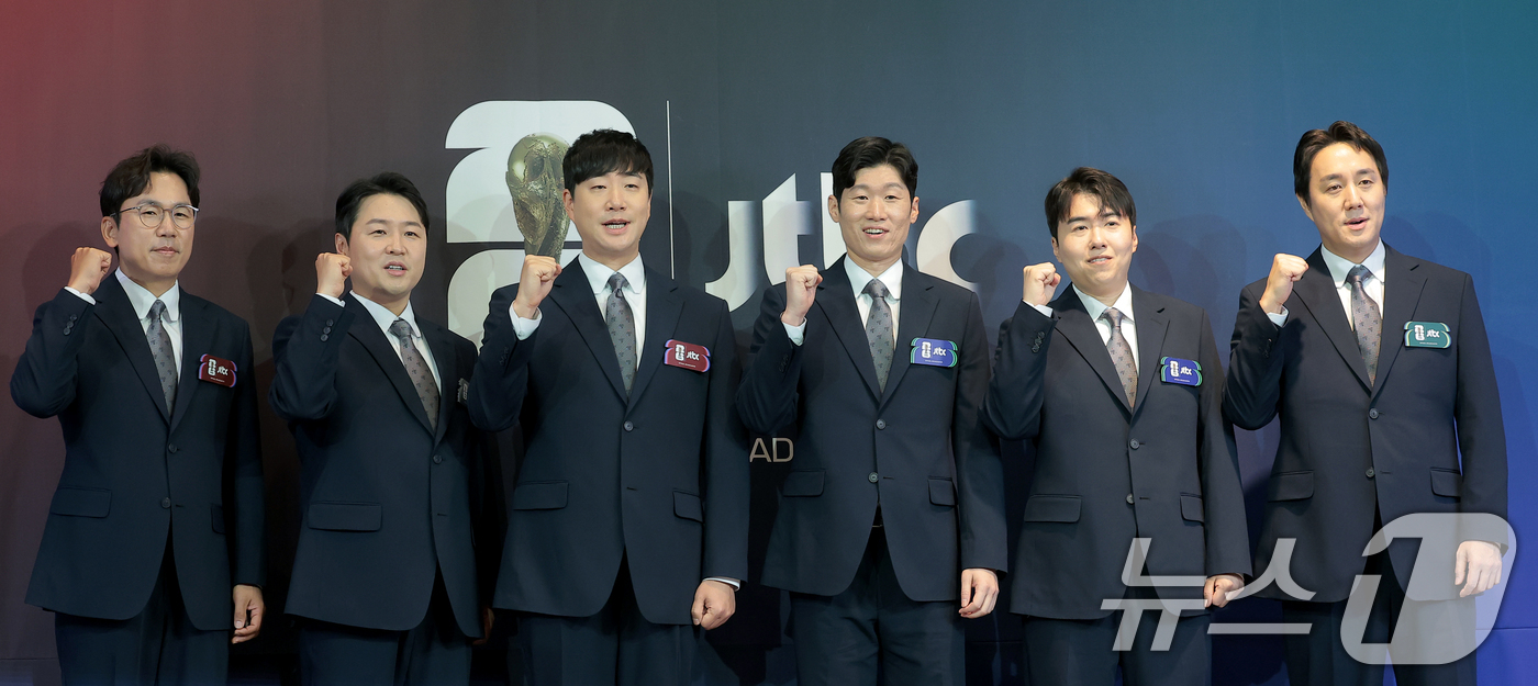 (서울=뉴스1) 권현진 기자 = 캐스터 이광용(왼쪽부터), 정용검, 배성재, 해설위원 박지성, 김환, 이주헌이 21일 서울 중구 앰배서더 풀만 호텔에서 열린 JTBC '2026 F …