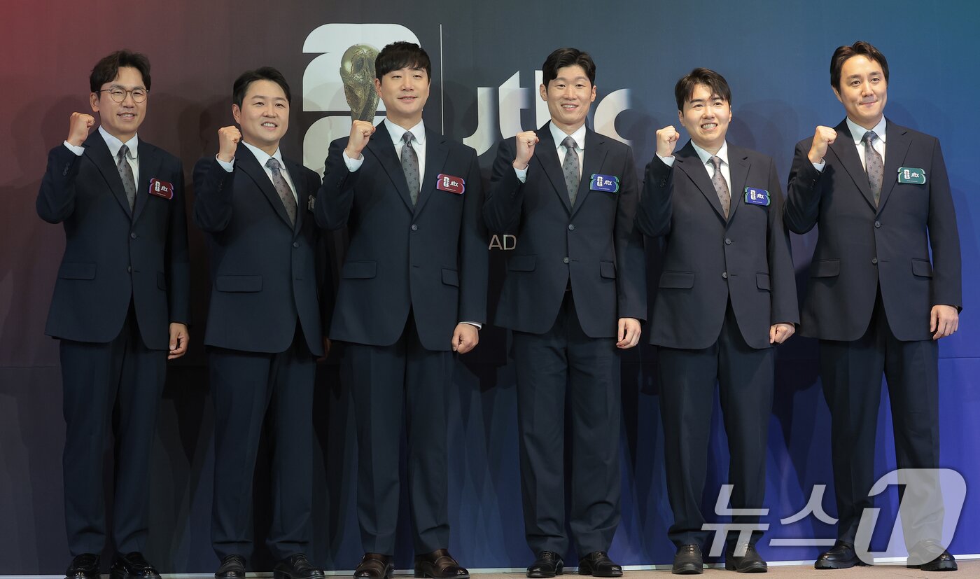 본문 이미지 - 캐스터 이광용(왼쪽부터), 정용검, 배성재, 해설위원 박지성, 김환, 이주헌이 21일 서울 중구 앰배서더 풀만 호텔에서 열린 JTBC '2026 FIFA 북중미 월드컵' 기자간담회에 참석해 포즈를 취하고 있다. 2026.5.21 ⓒ 뉴스1 권현진 기자