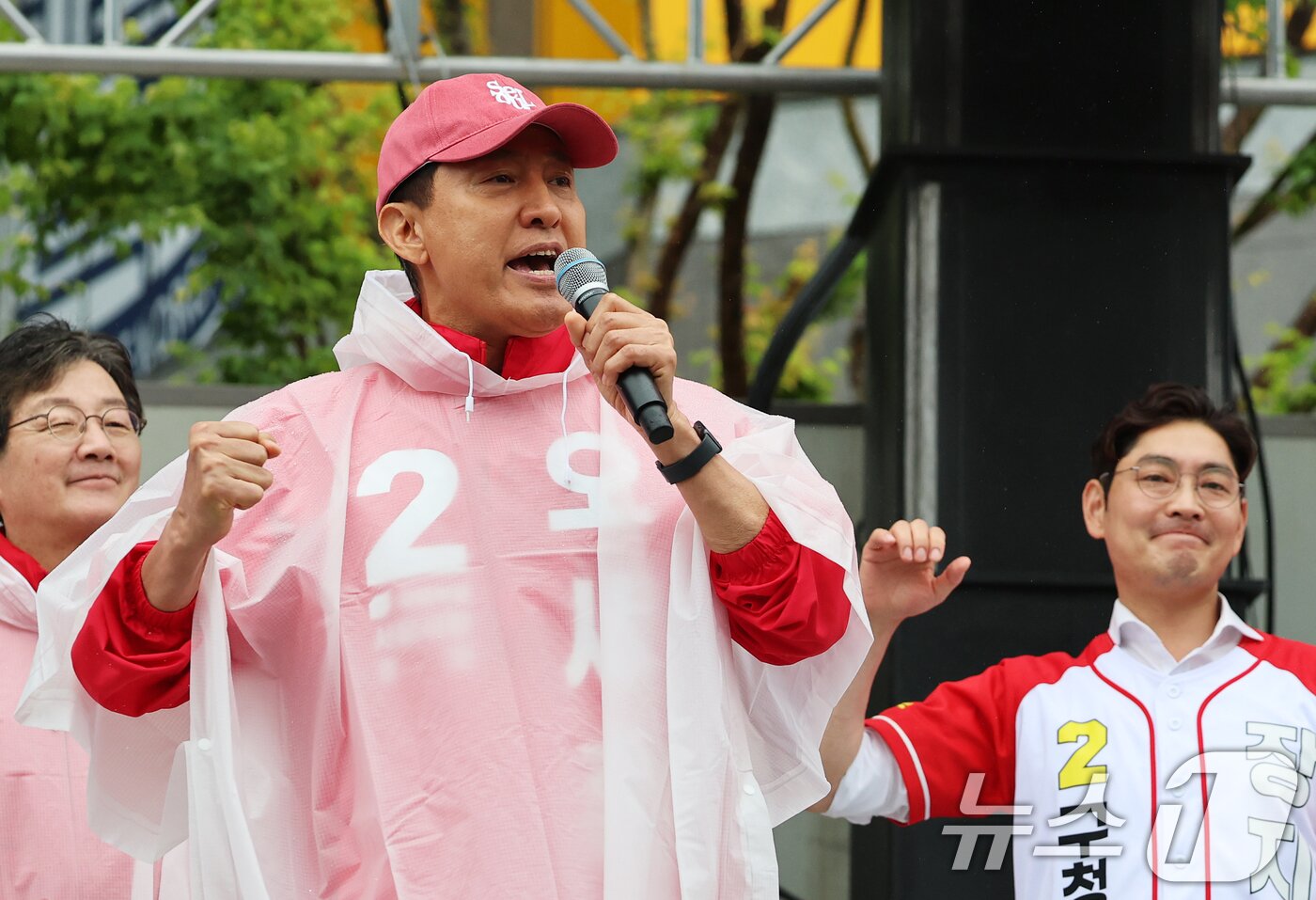 본문 이미지 - 오세훈 국민의힘 서울시장 후보가 6·3 지방선거 공식 선거운동이 시작된 21일 서울 강북구 삼양사거리에서 열린 첫 유세에서 지지를 호소하고 있다. 2026.5.21 ⓒ 뉴스1 오대일 기자