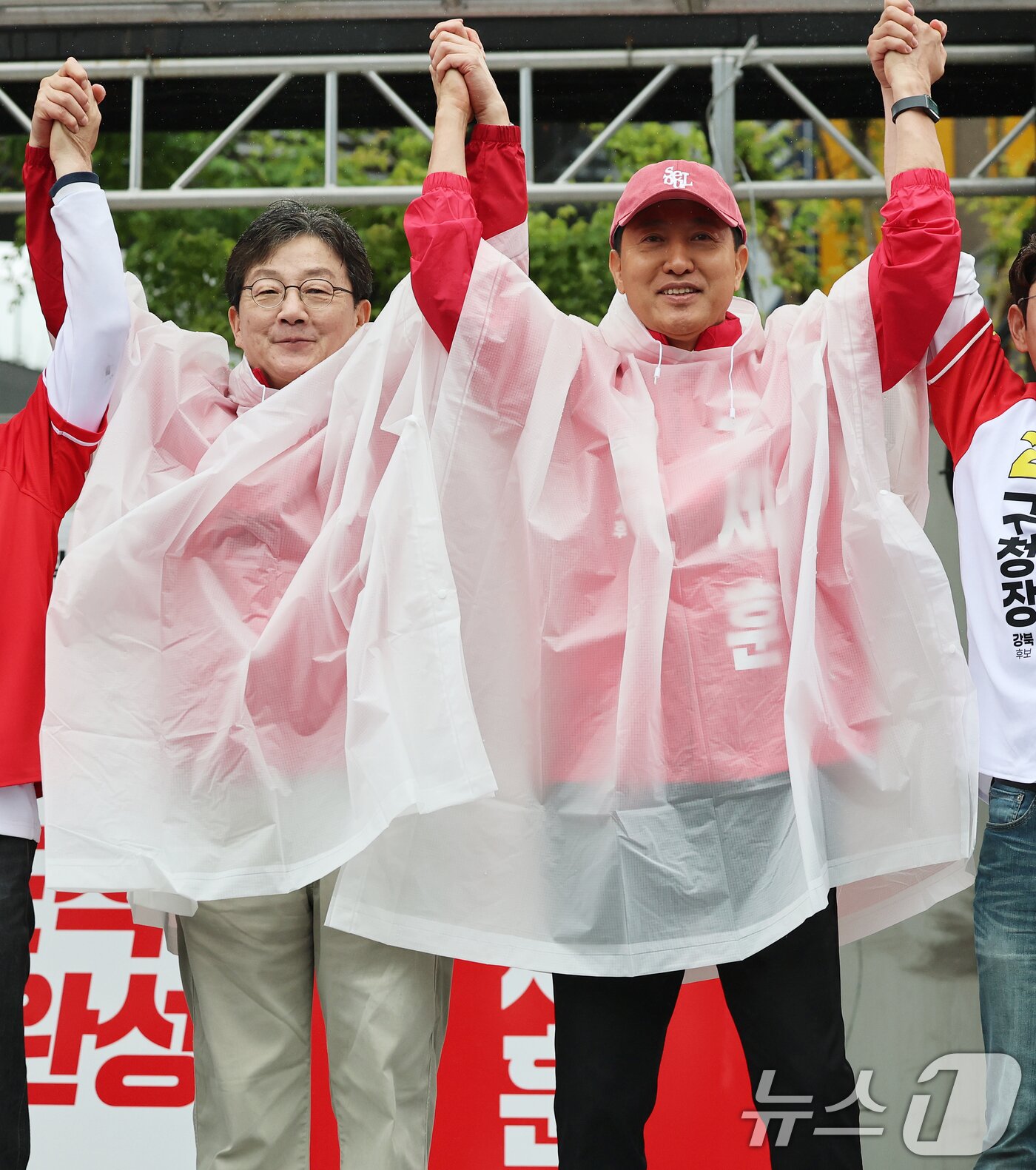 본문 이미지 - 오세훈 국민의힘 서울시장 후보가 6·3 지방선거 공식 선거운동이 시작된 21일 서울 강북구 삼양사거리에서 열린 첫 유세에서 유승민 전 의원과 함께 지지를 호소하고 있다. 2026.5.21 ⓒ 뉴스1 오대일 기자