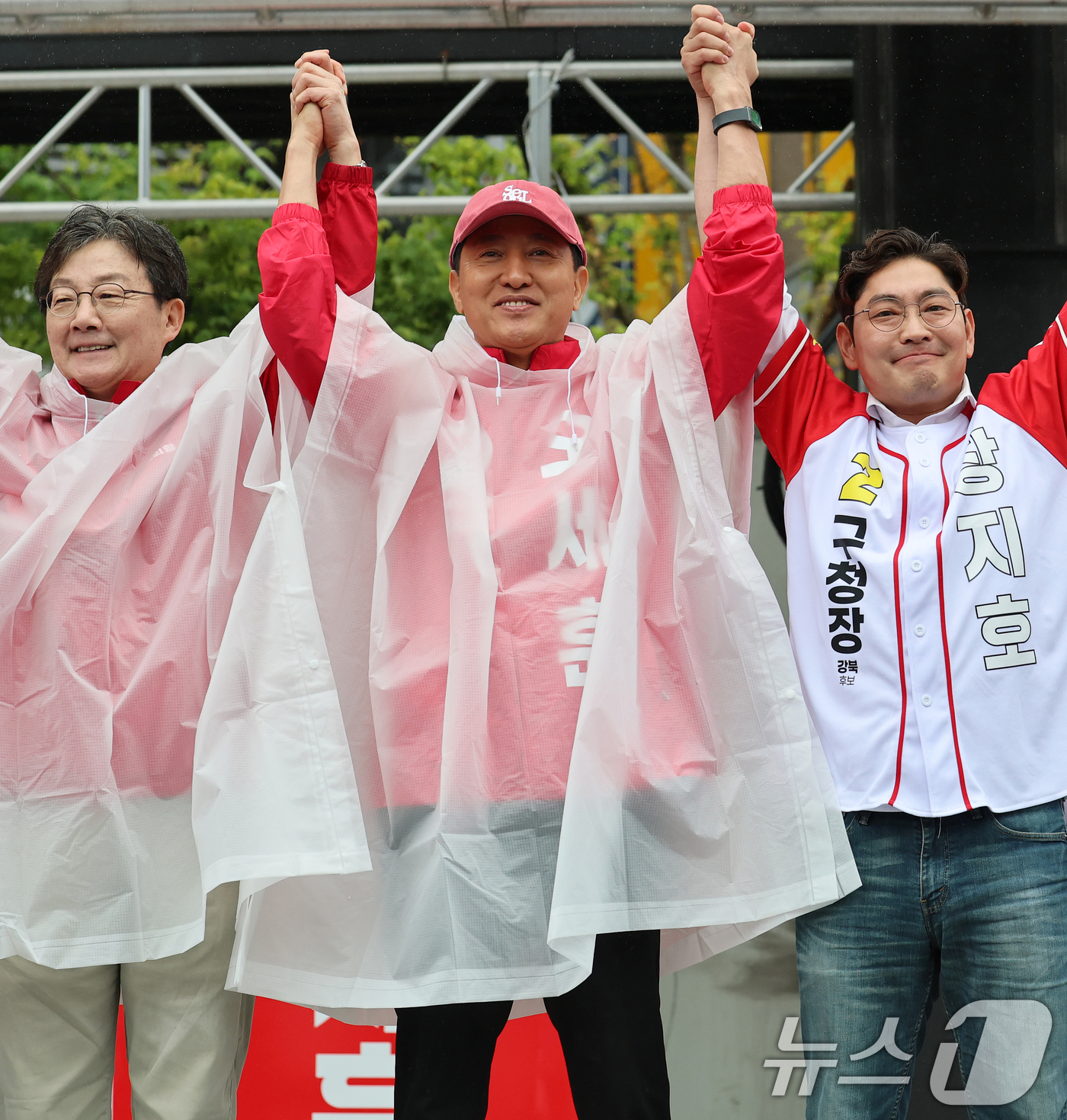 (서울=뉴스1) 오대일 기자 = 오세훈 국민의힘 서울시장 후보가 6·3 지방선거 공식 선거운동이 시작된 21일 서울 강북구 삼양사거리에서 열린 첫 유세에서 유승민 전 의원, 장지호 …