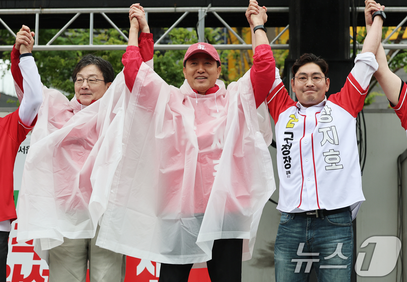 (서울=뉴스1) 오대일 기자 = 오세훈 국민의힘 서울시장 후보가 6·3 지방선거 공식 선거운동이 시작된 21일 서울 강북구 삼양사거리에서 열린 첫 유세에서 유승민 전 의원, 장지호 …