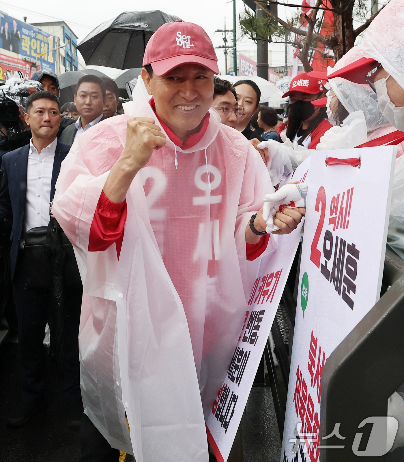 (서울=뉴스1) 오대일 기자 = 오세훈 국민의힘 서울시장 후보가 6·3 지방선거 공식 선거운동이 시작된 21일 서울 강북구 삼양사거리에서 열린 첫 유세에서 지지자들과 인사하고 있다 …