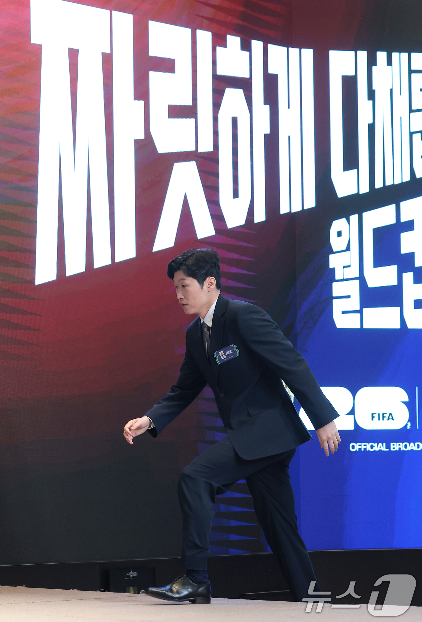 (서울=뉴스1) 권현진 기자 = 캐스터 이광용(왼쪽부터), 정용검, 배성재, 해설위원 박지성, 김환, 이주헌이  21일 서울 중구 앰배서더 풀만 호텔에서 열린 JTBC '2026 …