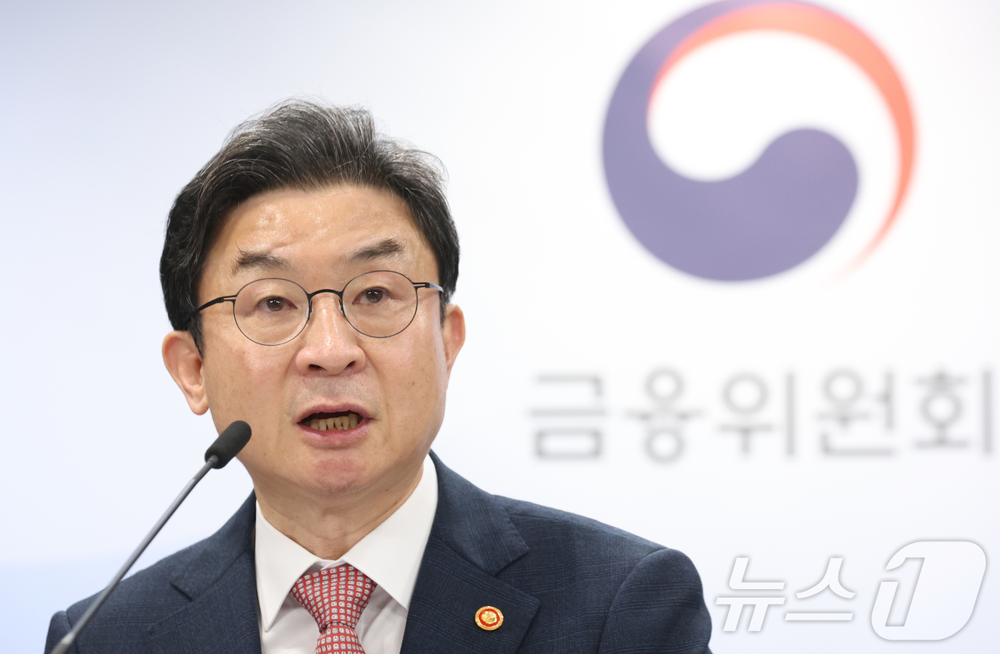 (서울=뉴스1) 김명섭 기자 = 이억원 금융위원장이 21일 서울 종로구 세종대로 정부서울청사에서 기자간담회를 하고 있다.
