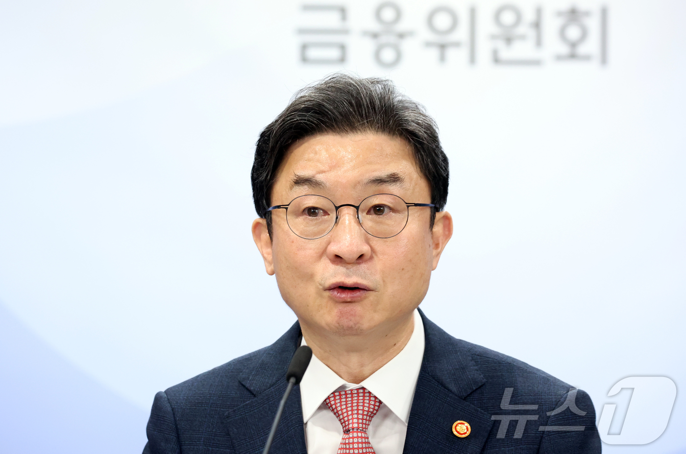 (서울=뉴스1) 김명섭 기자 = 이억원 금융위원장이 21일 서울 종로구 세종대로 정부서울청사에서 기자간담회를 하고 있다.