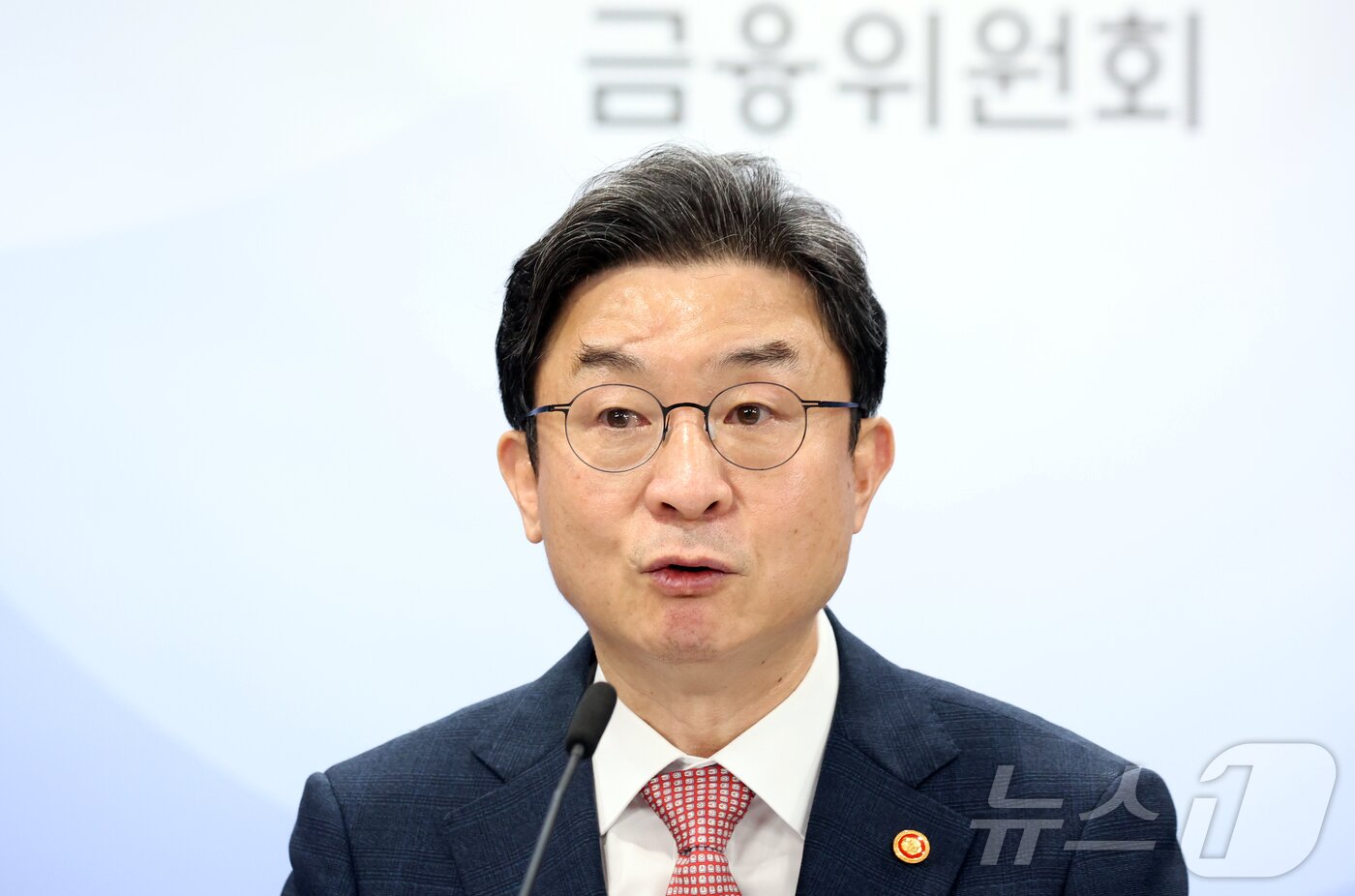 본문 이미지 - 이억원 금융위원장이 21일 서울 종로구 세종대로 정부서울청사에서 기자간담회를 하고 있다. ⓒ 뉴스1 김명섭 기자