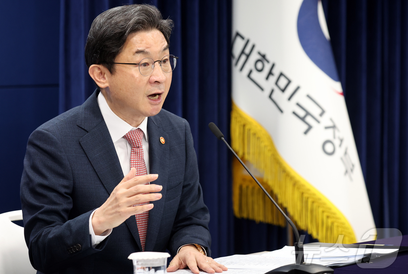 (서울=뉴스1) 김명섭 기자 = 이억원 금융위원장이 21일 서울 종로구 세종대로 정부서울청사에서 기자간담회를 하고 있다.