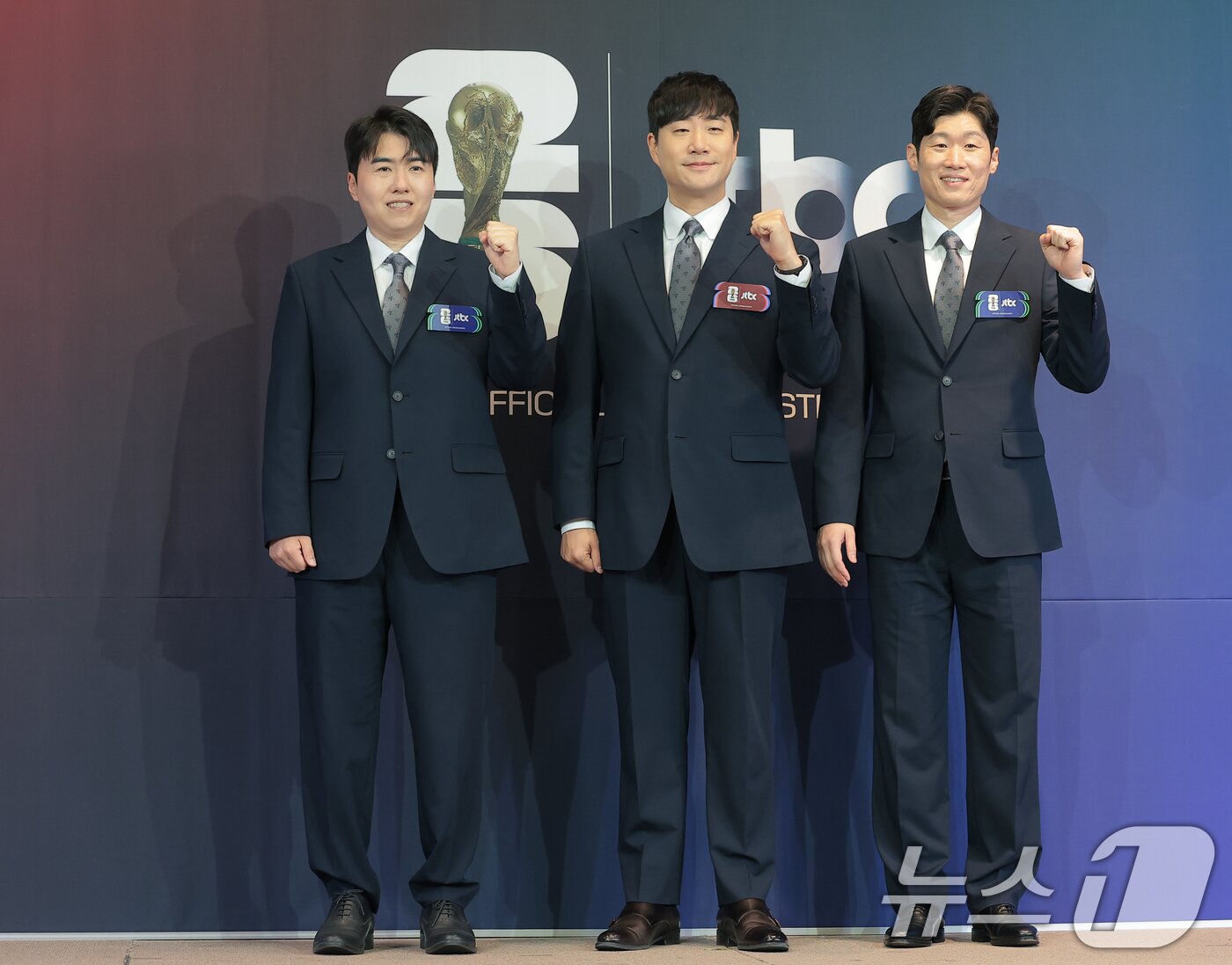본문 이미지 - 김환 해설위원(왼쪽부터)과 배성재 캐스터, 박지성 해설위원이 21일 서울 중구 앰배서더 풀만 호텔에서 열린 JTBC '2026 FIFA 북중미 월드컵' 기자간담회에 참석해 포즈를 취하고 있다. 2026.5.21 ⓒ 뉴스1 권현진 기자