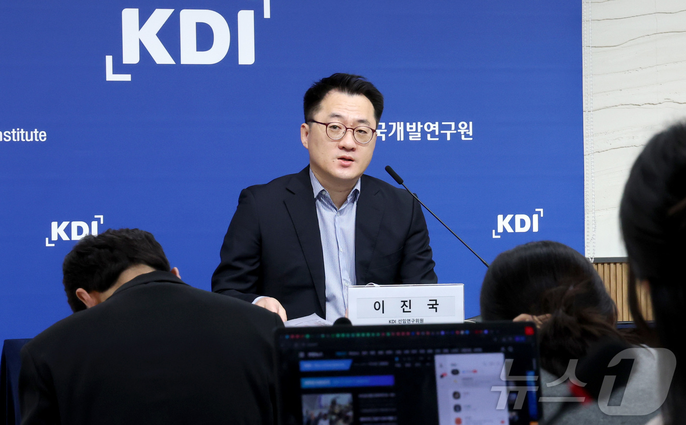 (세종=뉴스1) 김기남 기자 = 이진국 KDI 선임연구위원이 21일 세종시 정부세종청사에서 대형마트와 준대규모점포에 대해 월 2회 실시하는 의무휴업일 제도와 관련한 '의무휴업일 평 …