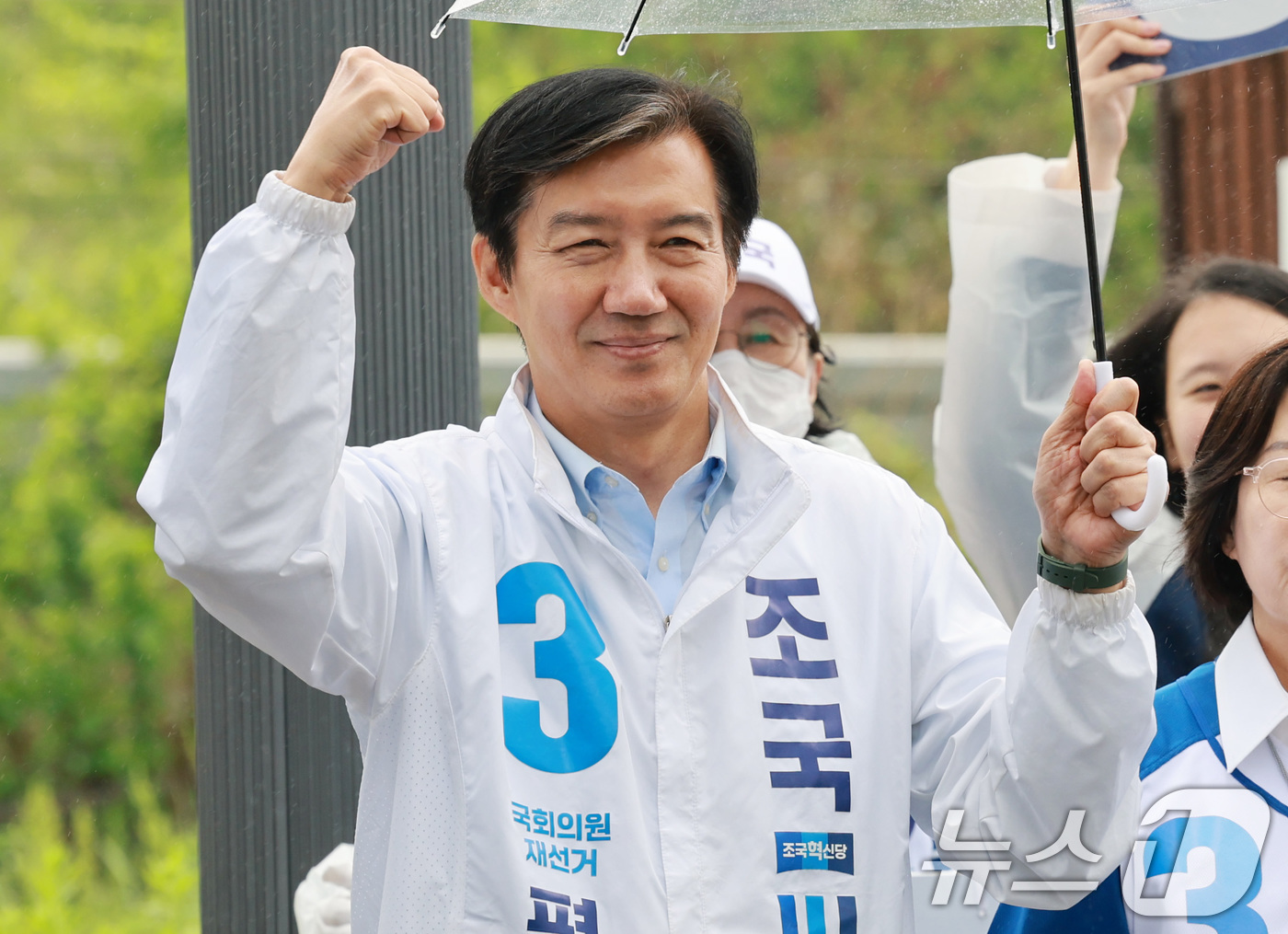 (평택=뉴스1) 임세영 기자 = 조국 조국혁신당 경기평택을 국회의원 재선거 후보가 21일 경기도 평택시 고덕면 KTX 경기남부역사 예정 부지 앞에서 열린 공식선거운동 출정식에서 주 …