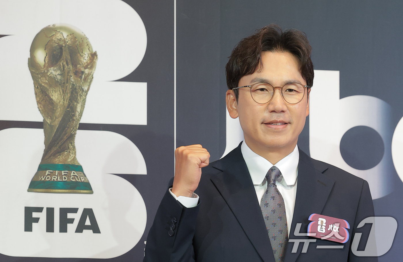 (서울=뉴스1) 권현진 기자 = 이광용 캐스터가 21일 서울 중구 앰배서더 풀만 호텔에서 열린 JTBC '2026 FIFA 북중미 월드컵' 기자간담회에 참석해 포즈를 취하고 있다. …