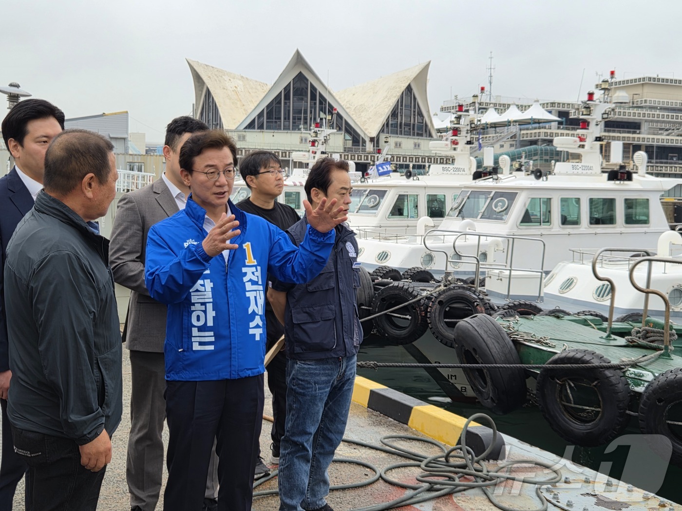 (부산=뉴스1) 임순택 기자 = 전재수 더불어민주당 부산시장 후보가 6·3지방선거 선거운동 첫날인 21일 오전부산항 연안여객터미널을 찾아 통선 선장들과 간담회를 열고 본격적인 선거 …