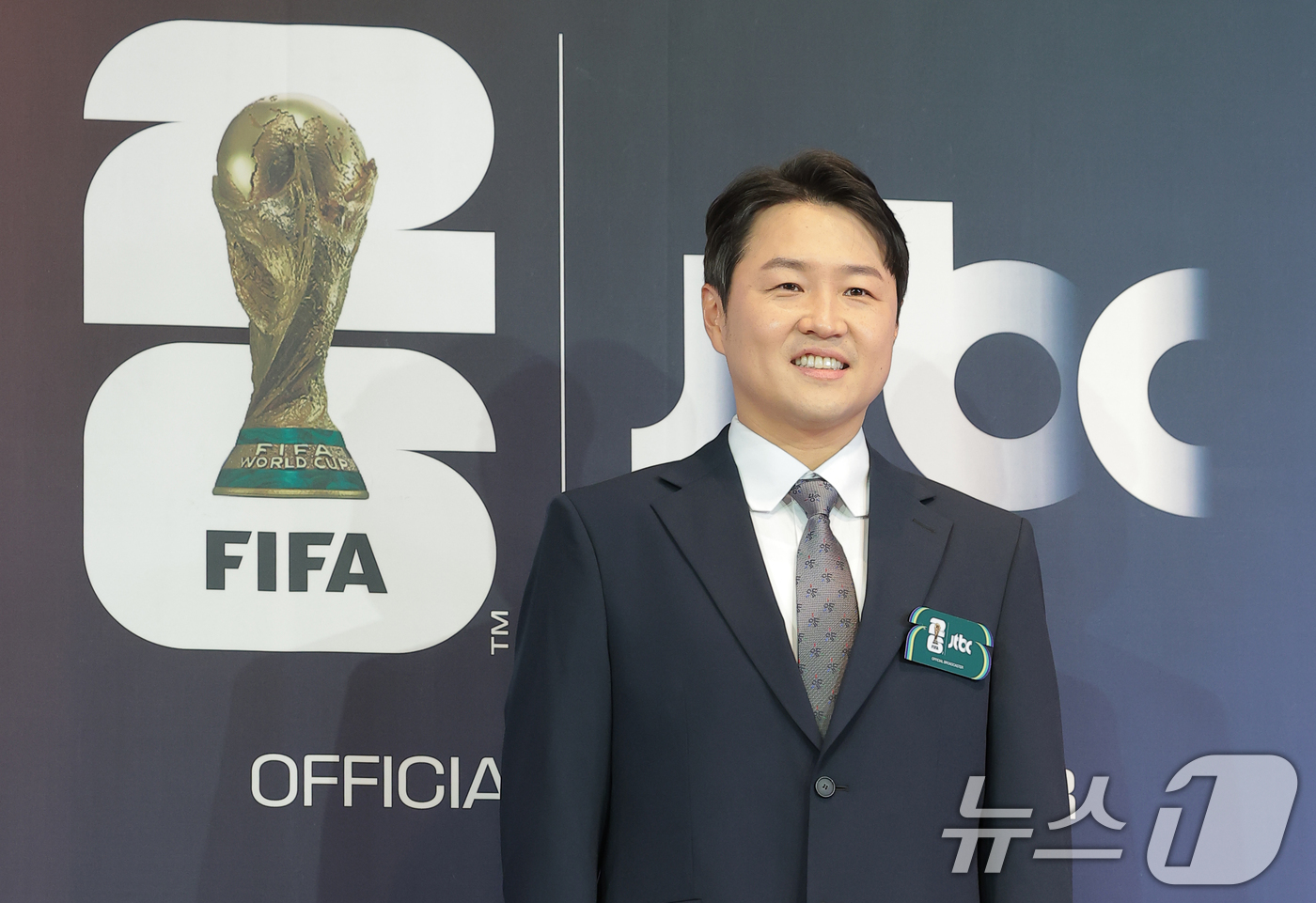 (서울=뉴스1) 권현진 기자 = 정용검 캐스터가 21일 서울 중구 앰배서더 풀만 호텔에서 열린 JTBC '2026 FIFA 북중미 월드컵' 기자간담회에 참석해 포즈를 취하고 있다. …