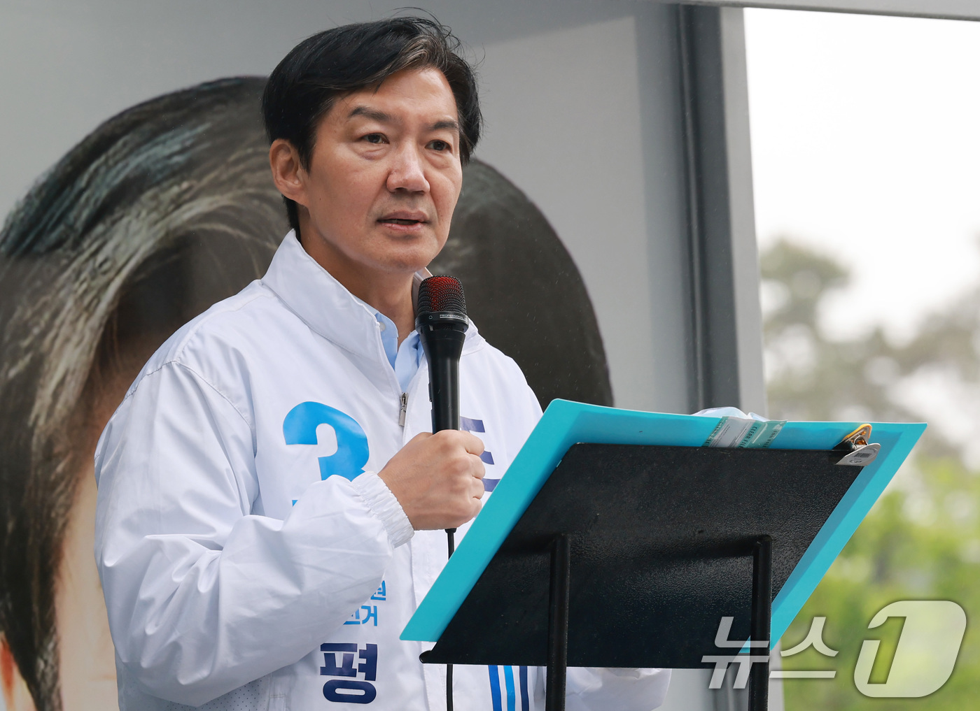 (평택=뉴스1) 임세영 기자 = 조국 조국혁신당 경기평택을 국회의원 재선거 후보가 21일 경기도 평택시 고덕면 KTX 경기남부역사 예정 부지 앞에서 열린 공식선거운동 출정식에서 발 …
