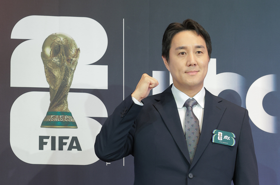 포즈 취하는 이주헌 해설위원