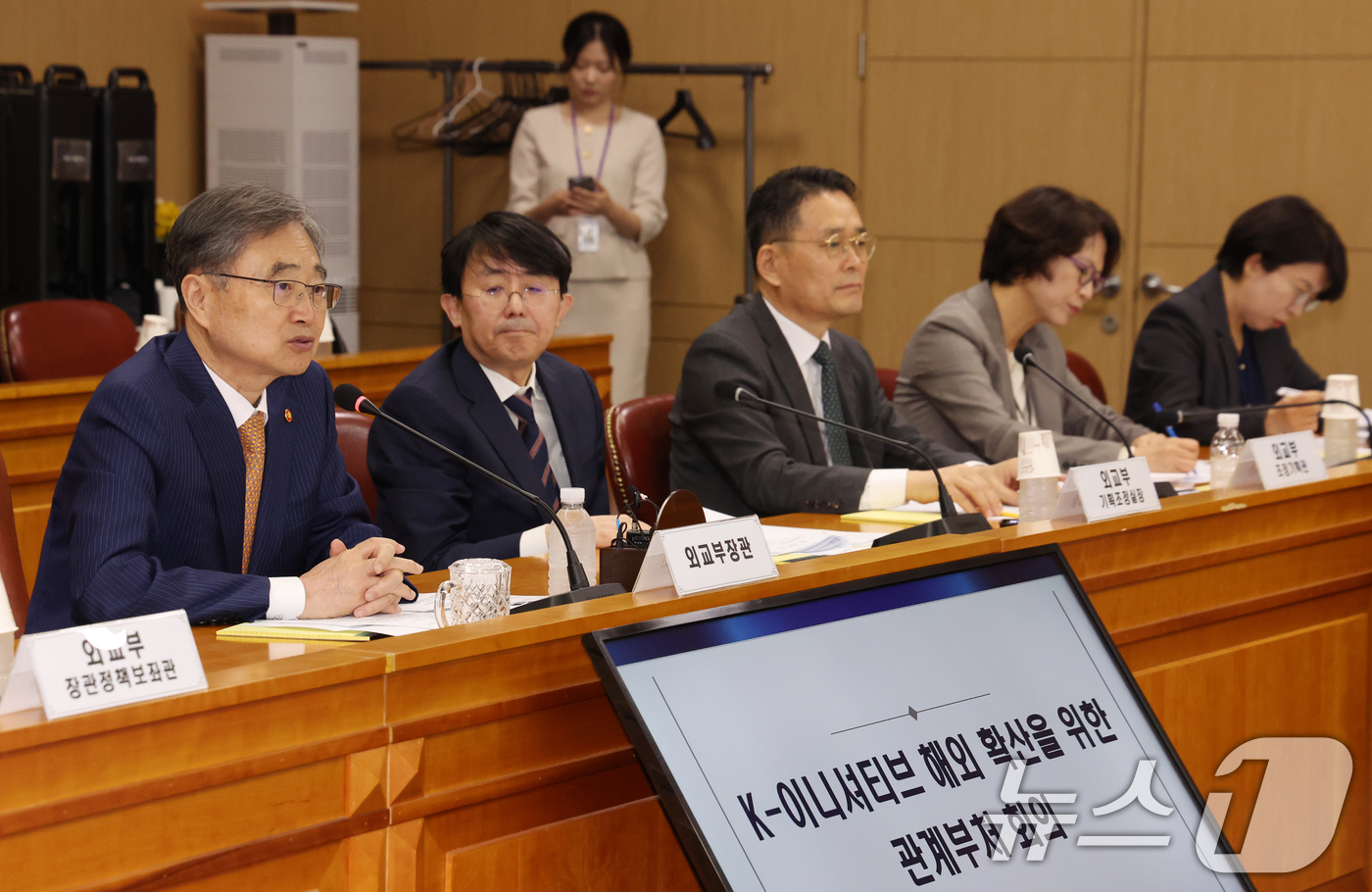 (서울=뉴스1) 김명섭 기자 = 조현 외교부 장관이 21일 오전 서울 종로구 정부서울청사 별관 외교부에서 열린 K-이니셔티브 해외 확산을 위한 관계부처회의에서 모두 발언을 하고 있 …