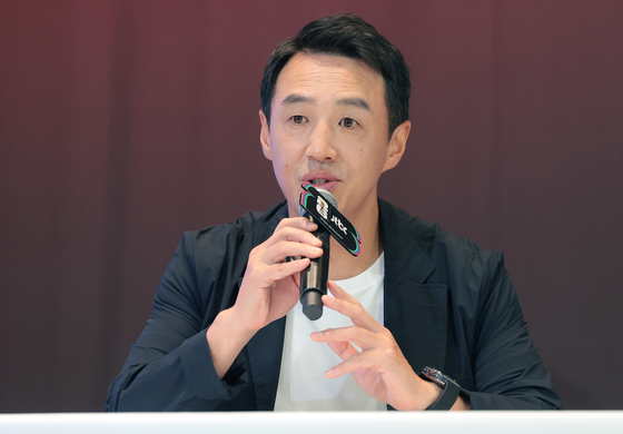 취재진 질문에 답하는 곽준석 JTBC 방송중계단장