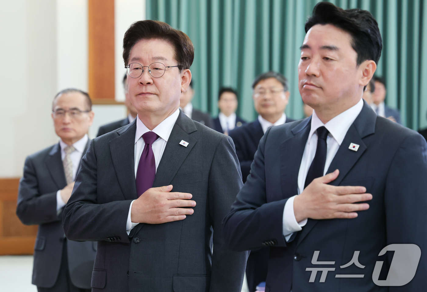 (서울=뉴스1) 이재명 기자 = 이재명 대통령이 21일 청와대에서 열린 대통령 자문회의·위원회 간담회에서 국민의례를 하고 있다. 2026.5.21/뉴스1