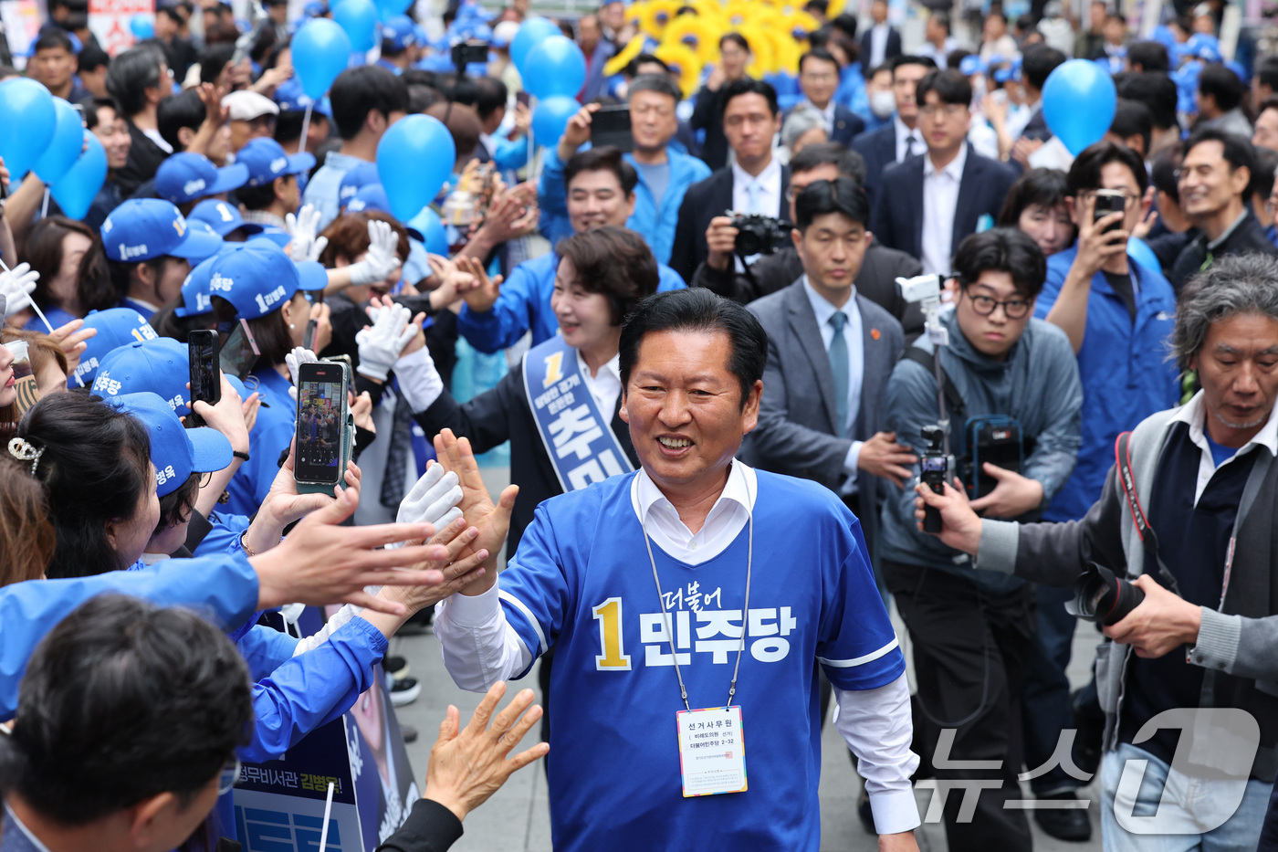 (성남=뉴스1) 신웅수 기자 = 정청래 더불어민주당 대표와 추미애 경기도지사 후보가 6·3 지방선거 공식 선거운동이 시작된 21일 경기 성남시 서현역을 찾아 선거운동원들과 하이파이 …