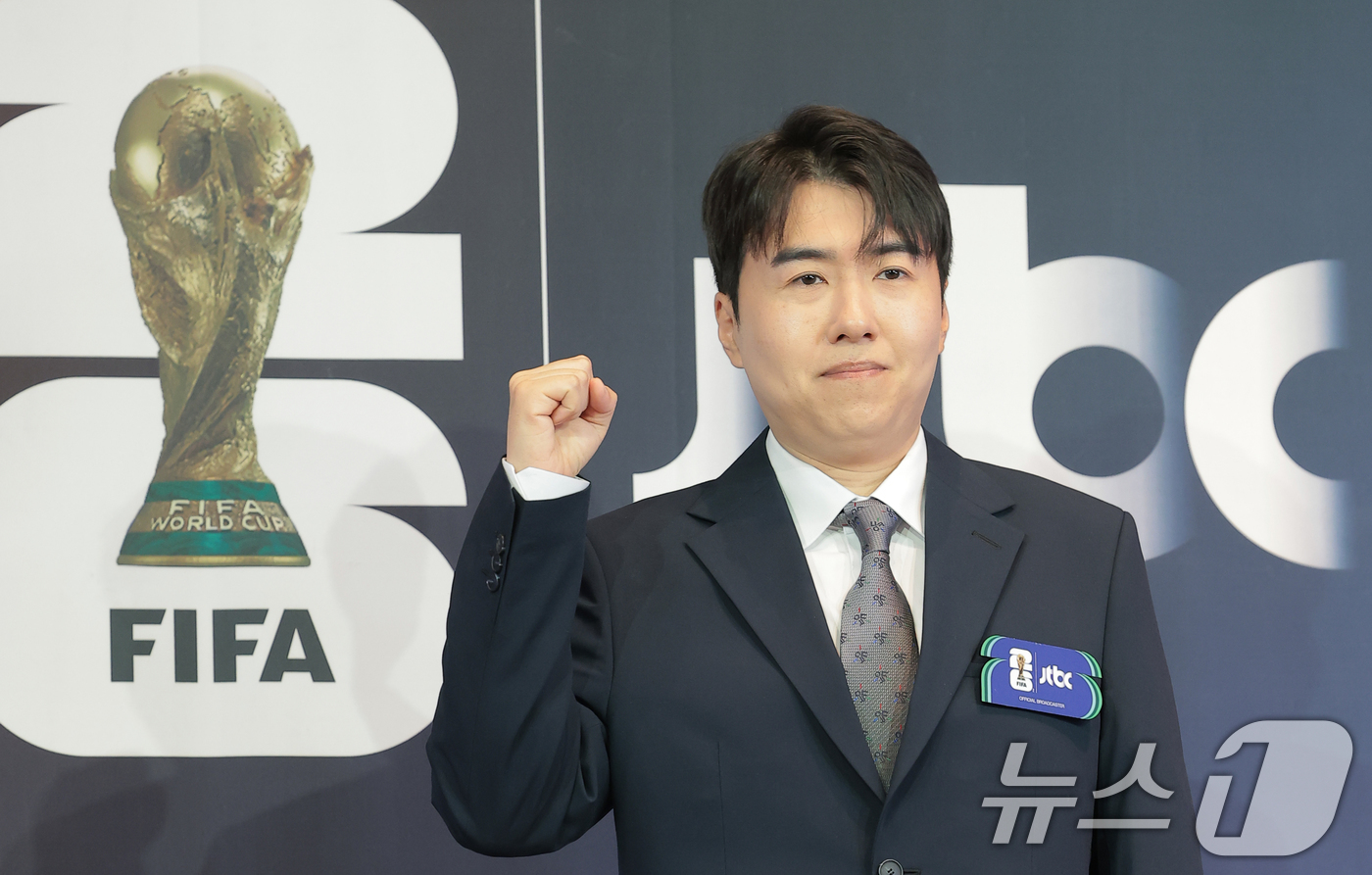 (서울=뉴스1) 권현진 기자 = 김환 해설위원이 21일 서울 중구 앰배서더 풀만 호텔에서 열린 JTBC '2026 FIFA 북중미 월드컵' 기자간담회에 참석해 포즈를 취하고 있다. …