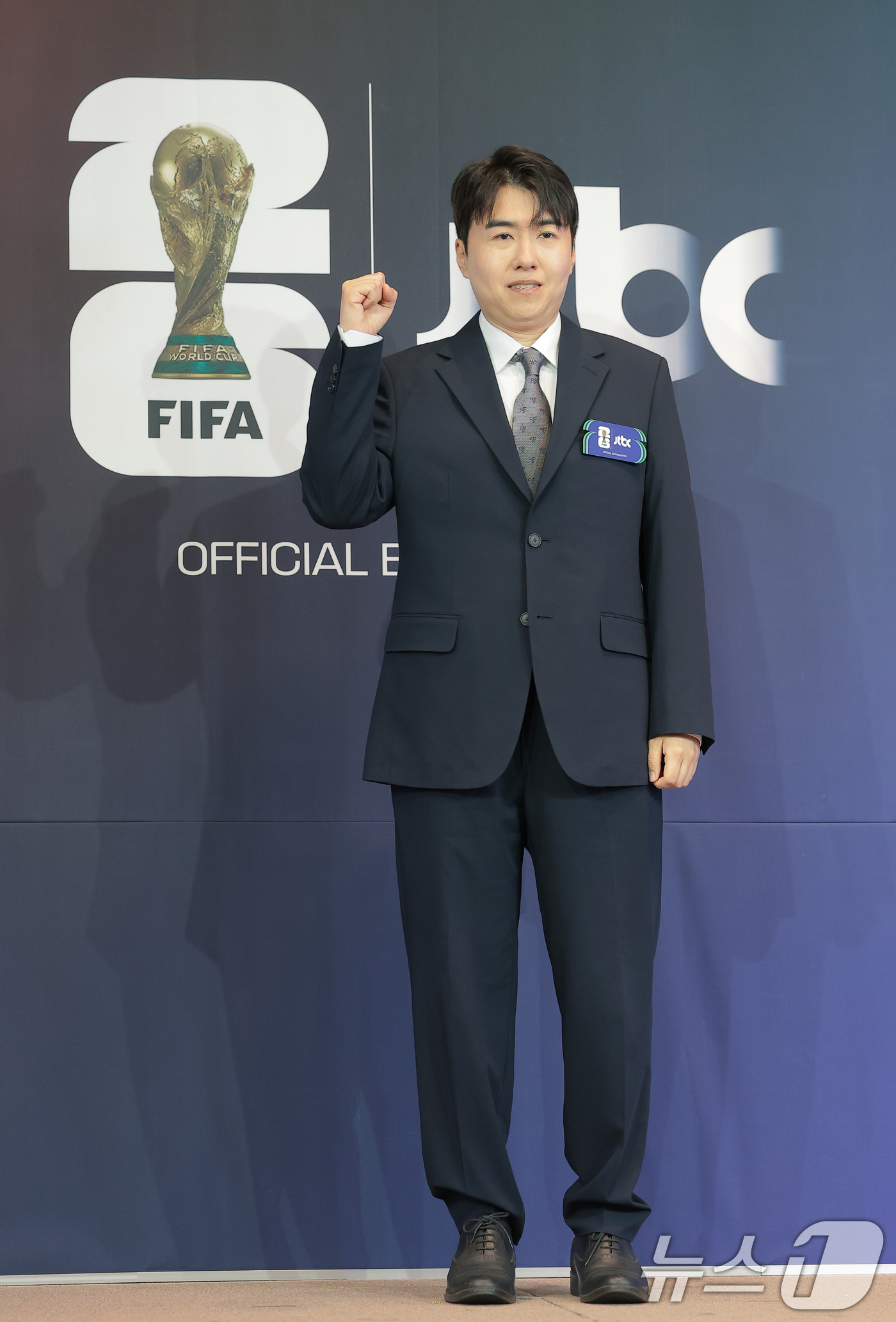 (서울=뉴스1) 권현진 기자 = 김환 해설위원이 21일 서울 중구 앰배서더 풀만 호텔에서 열린 JTBC '2026 FIFA 북중미 월드컵' 기자간담회에 참석해 포즈를 취하고 있다. …